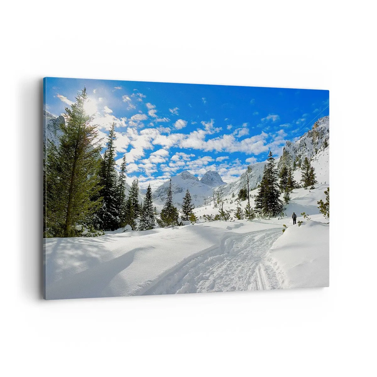 Obraz na płótnie - Zimowy krajobraz górski z lasem i ścieżką w śniegu - 100x70cm - W śniegu i w słońcu - Nowoczesna dekoracja ścienna do salonu, kuchni i sypialni ARTTOR