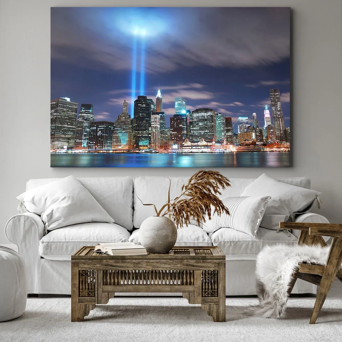 Obraz na płótnie - Nocna panorama miasta z dwoma jasnymi snopami światła na niebie - 70x50cm - Światłem dosięgnąć nieba - Nowoczesna dekoracja ścienna do salonu i sypialni ARTTOR