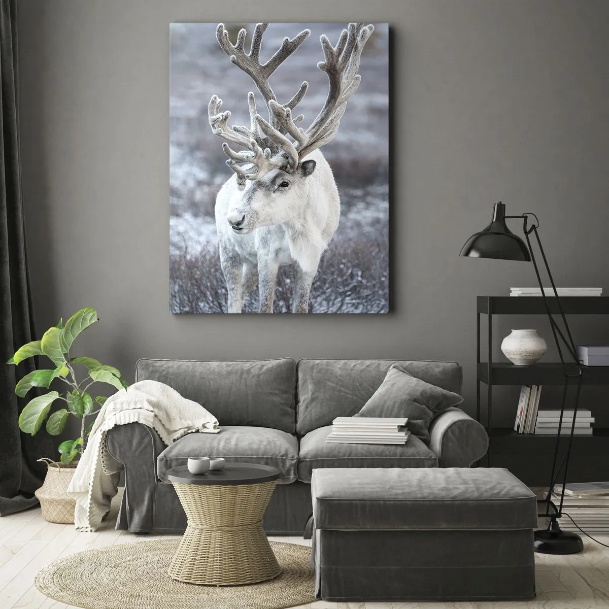 Obraz na płótnie - Biały renifer na tle zimowego krajobrazu - 70x100cm - Portret w słońcu - Nowoczesna dekoracja ścienna do salonu i sypialni ARTTOR