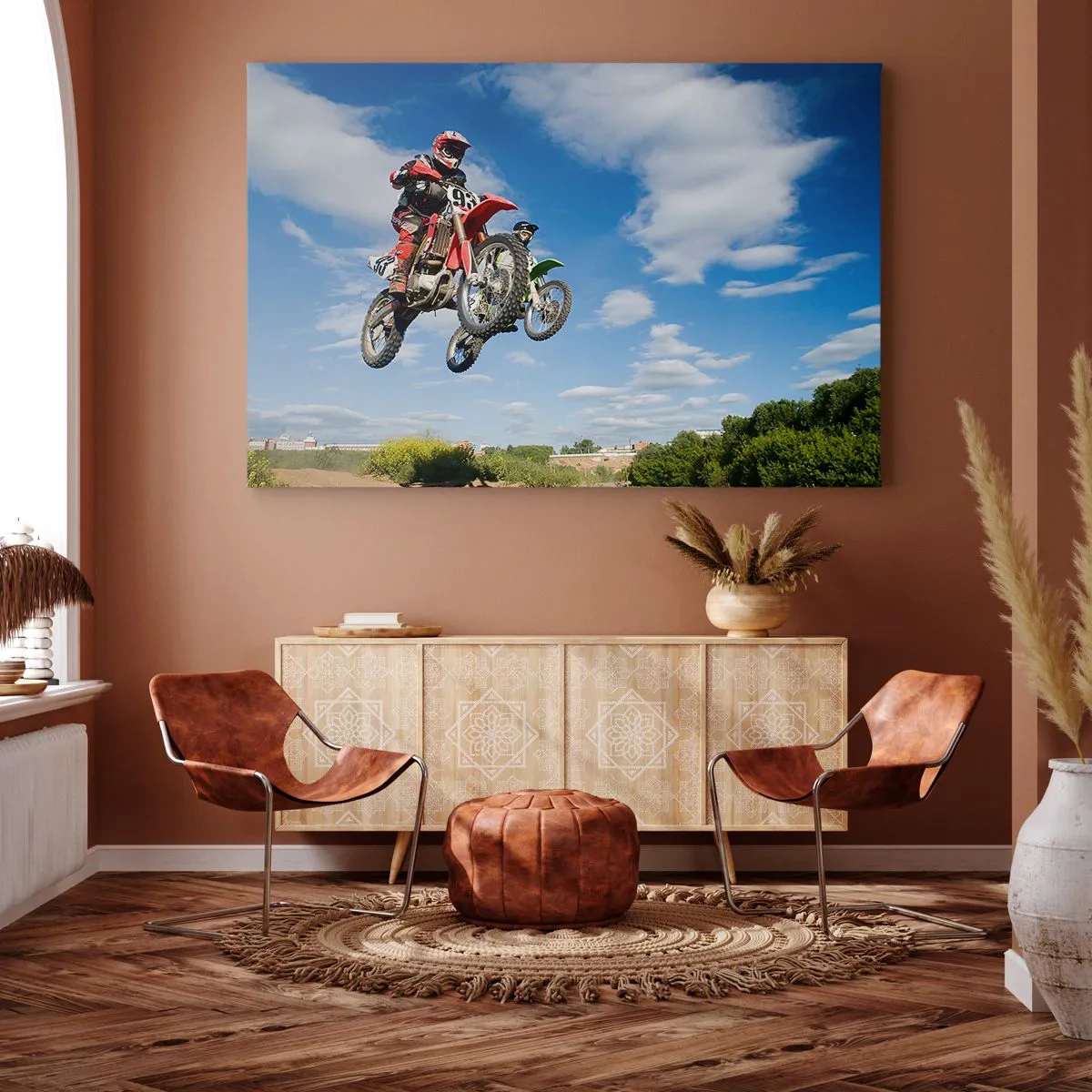 Obraz na płótnie - Zawodnicy na motocyklach crossowych w powietrzu podczas skoku - 70x50cm - Podniebny skok - Nowoczesna dekoracja ścienna do salonu i sypialni ARTTOR