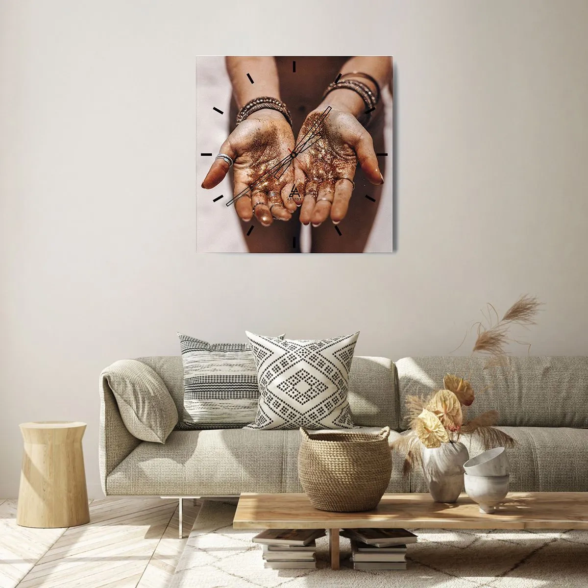 Zegar ścienny - Dłonie z brokatem w ciepłych odcieniach na zbliżeniu - 30x30cm - Dar dla ciebie - Nowoczesna dekoracja ścienna do salonu i sypialni ARTTOR