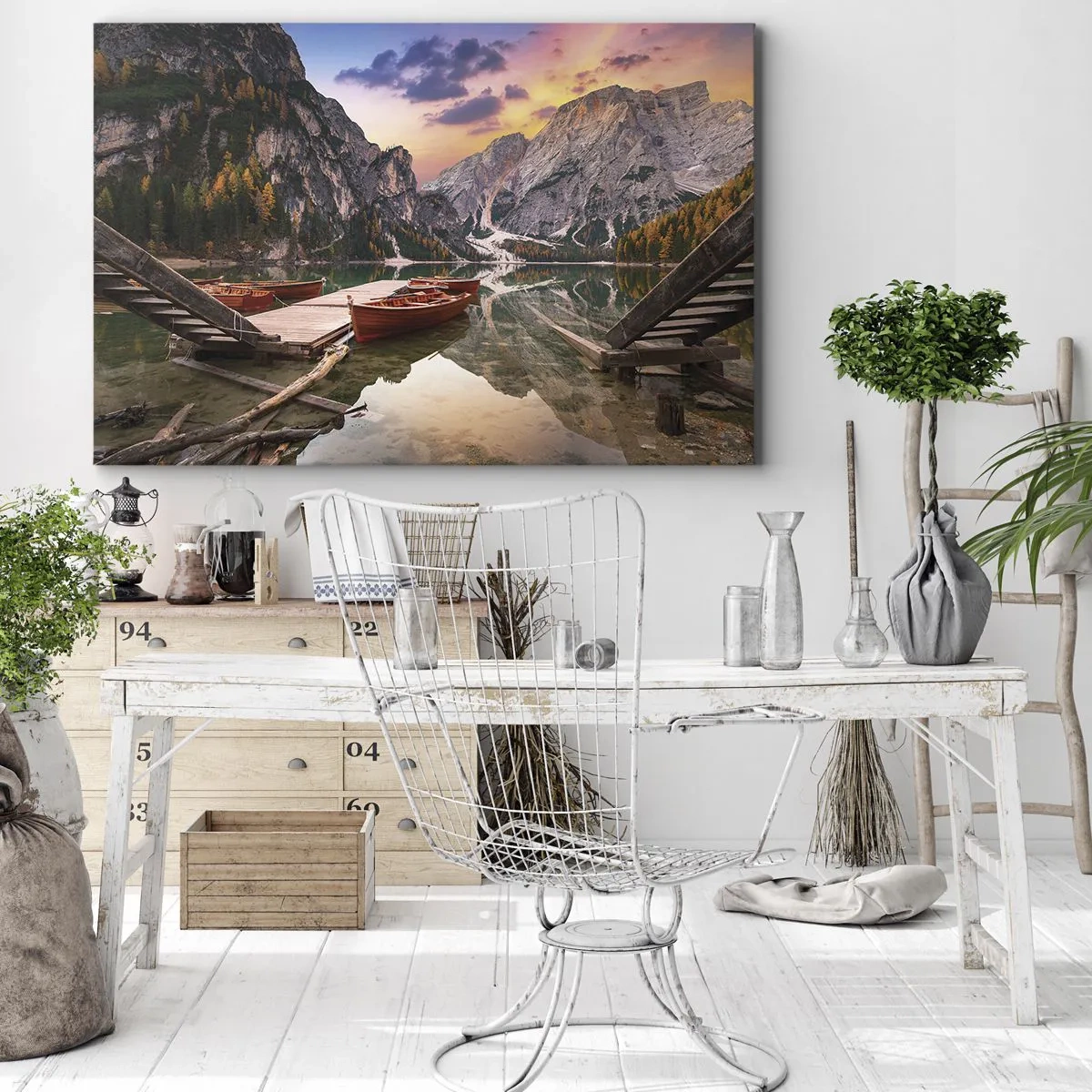 Obraz na płótnie - Górskie jezioro z łodziami o zachodzie słońca - 70x50cm - Obietnica dnia - Nowoczesna dekoracja ścienna do salonu i sypialni ARTTOR