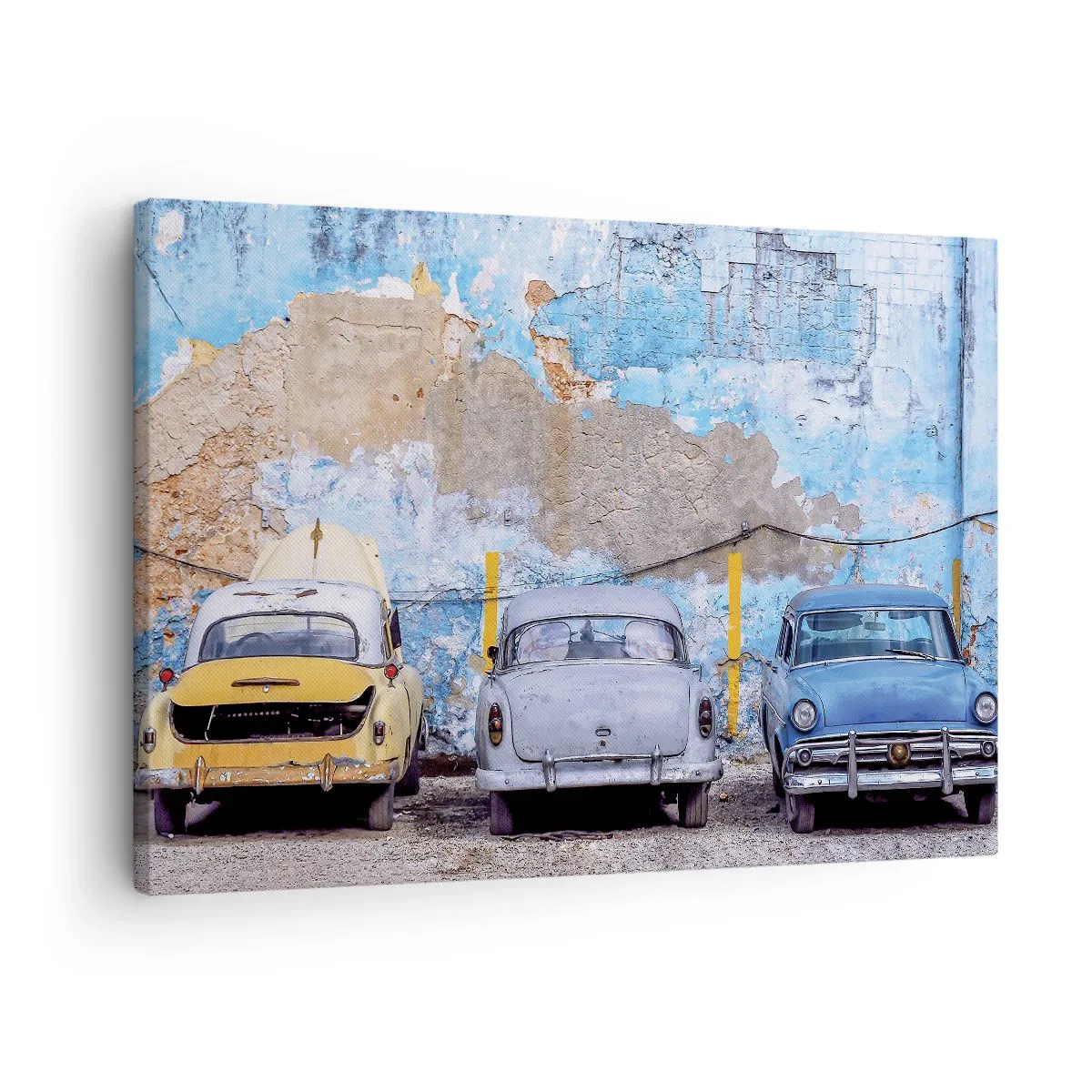 Obraz na płótnie - Stare samochody na tle zniszczonego muru - 70x50cm - Spotkanie weteranów - Nowoczesna dekoracja ścienna do salonu i sypialni ARTTOR