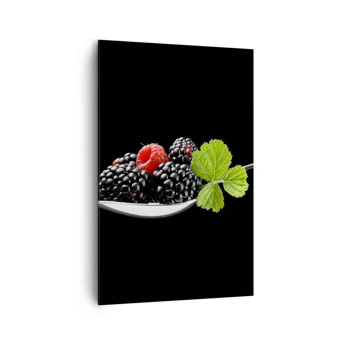 Obraz na płótnie - Jeżyny i maliny na łyżeczce z listkiem na czarnym tle - 80x120cm - Smak świeżości - Nowoczesna dekoracja ścienna do salonu i sypialni ARTTOR