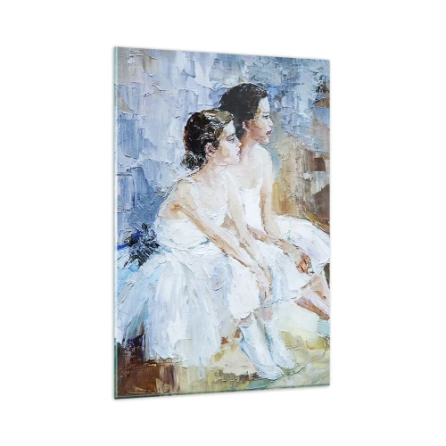 Obraz na szkle - Dwie baletnice w białych strojach odpoczywające na tle w pastelach - 80x120cm - Odpoczynek młodych łabędzi - Nowoczesna dekoracja ścienna do salonu i sypialni ARTTOR