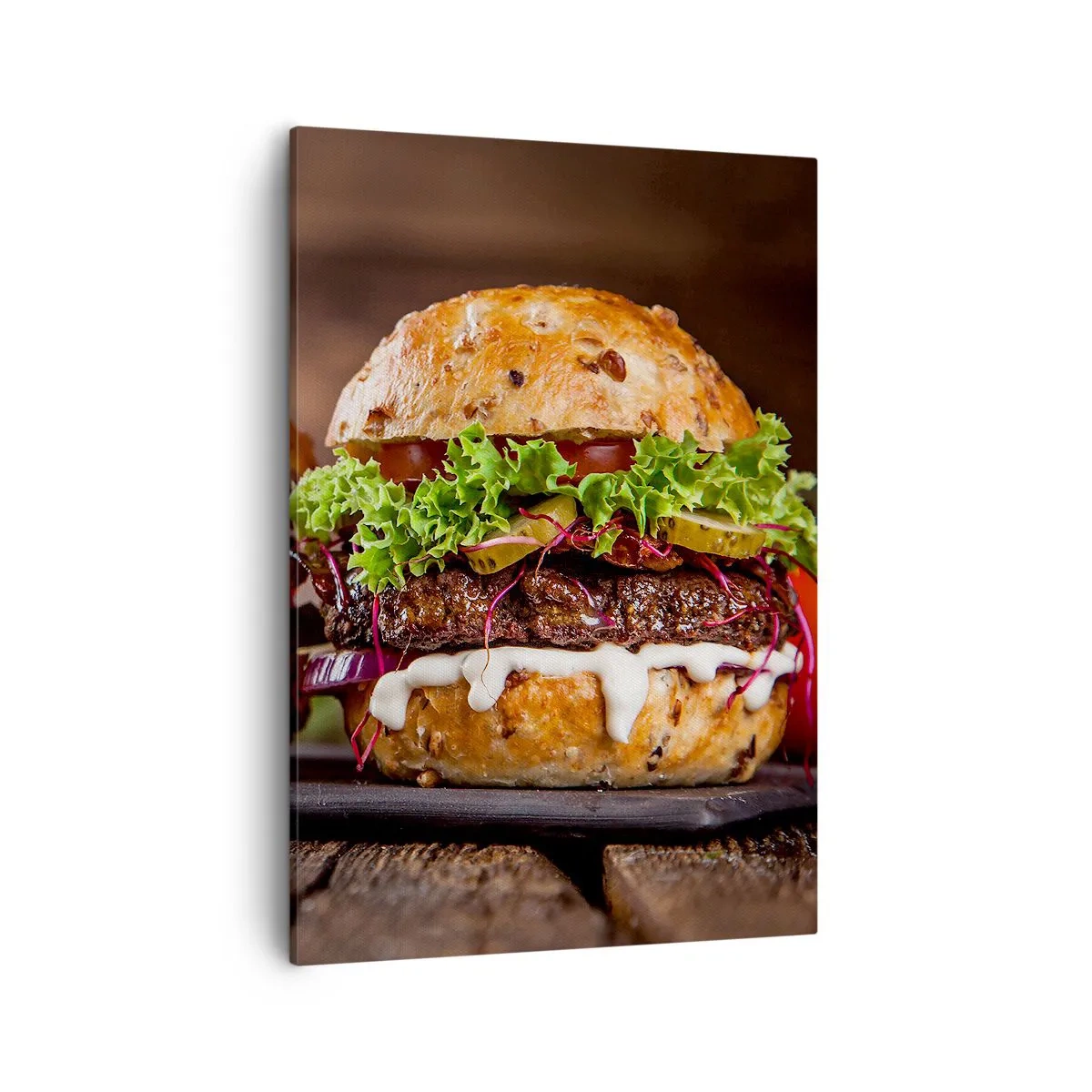 Obraz na płótnie - Soczysty burger z dodatkami na drewnianym tle - 50x70cm - American dream - Nowoczesna dekoracja ścienna do salonu, kuchni i sypialni ARTTOR