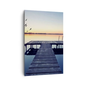 Obraz na płótnie - Drewniane molo nad jeziorem o wschodzie słońca z ptakami - 80x120cm - To był dobry dzień - Nowoczesna dekoracja ścienna do salonu i sypialni ARTTOR