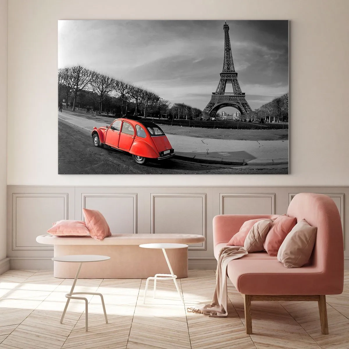 Obraz na szkle - Czerwony samochód na tle Wieży Eiffla w czarno-białej scenerii - 70x50cm - Bardziej paryskie niż sam Paryż - Nowoczesna dekoracja ścienna do salonu i sypialni ARTTOR