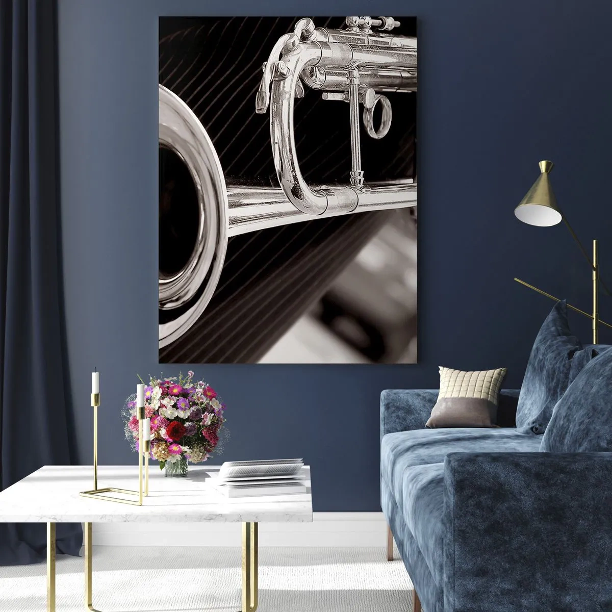 Obraz na szkle - Srebrna trąbka w zbliżeniu na tle eleganckiego materiału - 80x120cm - Muzyczna podróż do lat 30. - Nowoczesna dekoracja ścienna do salonu i sypialni ARTTOR