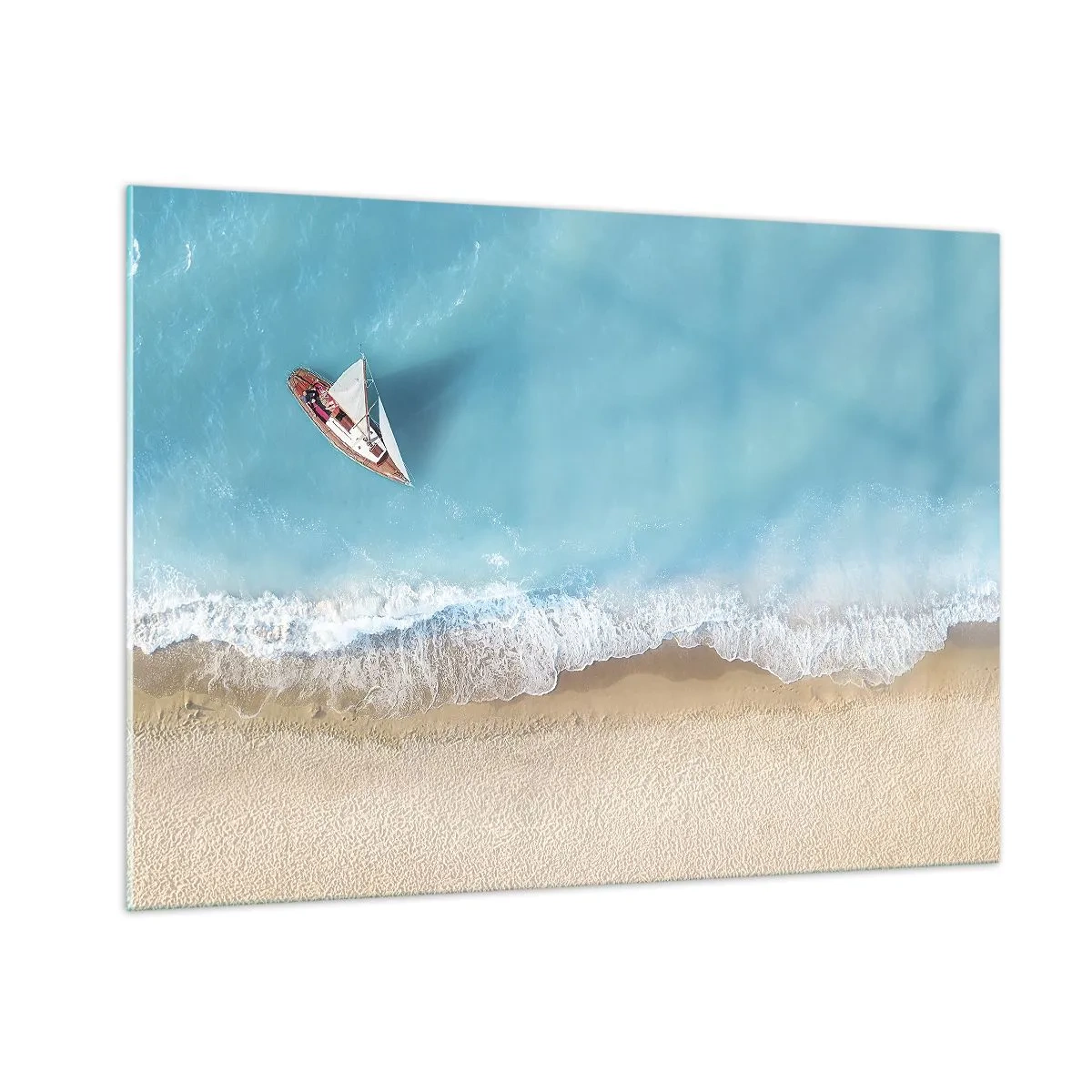 Obraz na szkle - Żaglówka na lazurowym morzu przy piaszczystej plaży - 100x70cm - Na granicy błękitu i złota - Nowoczesna dekoracja ścienna do salonu, kuchni i sypialni ARTTOR