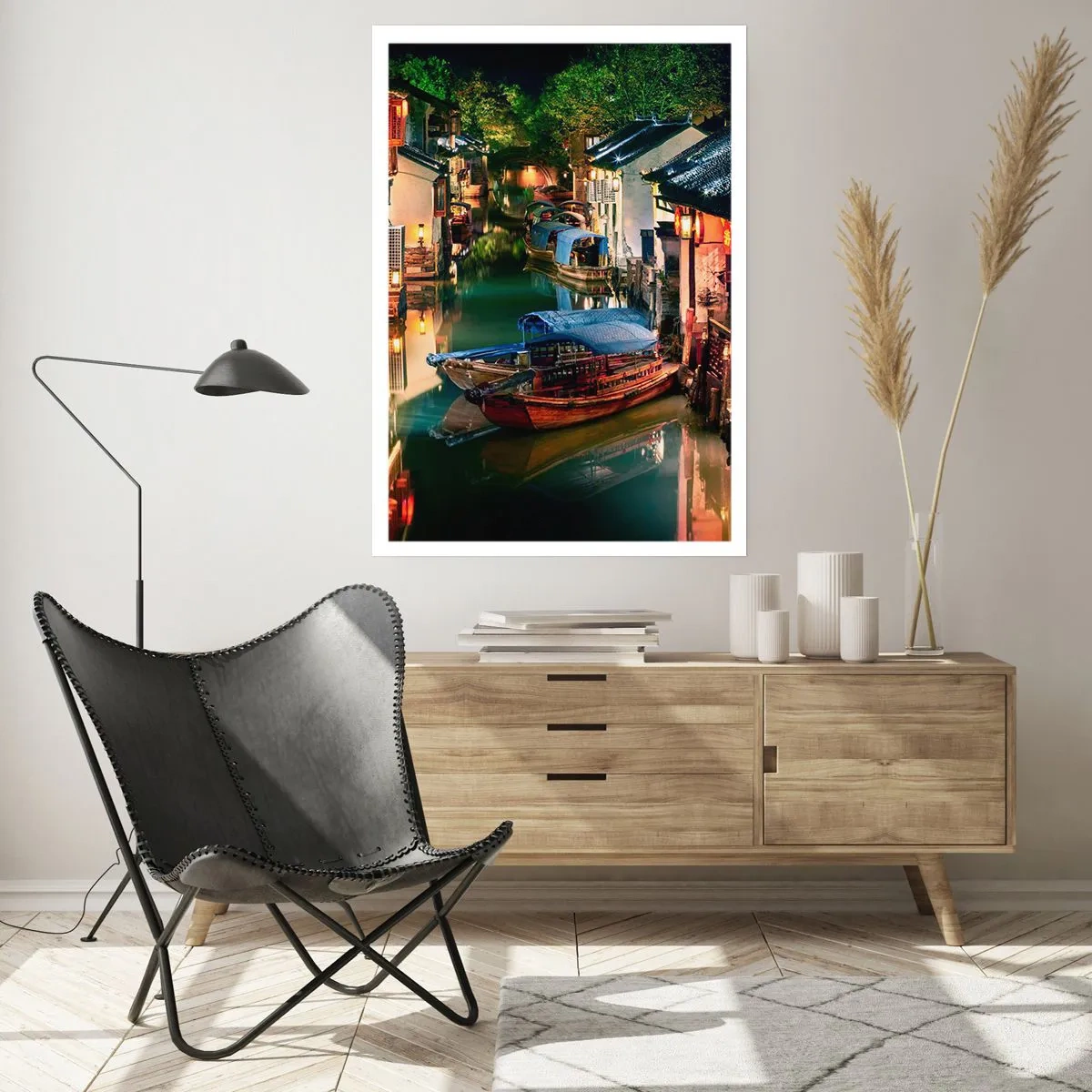 Plakat - Kanał wodny z łodziami otoczony tradycyjnymi budynkami nocą - 50x70cm - Wieczór na chińskiej ulicy - Nowoczesna dekoracja ścienna do salonu, kuchni i sypialni ARTTOR