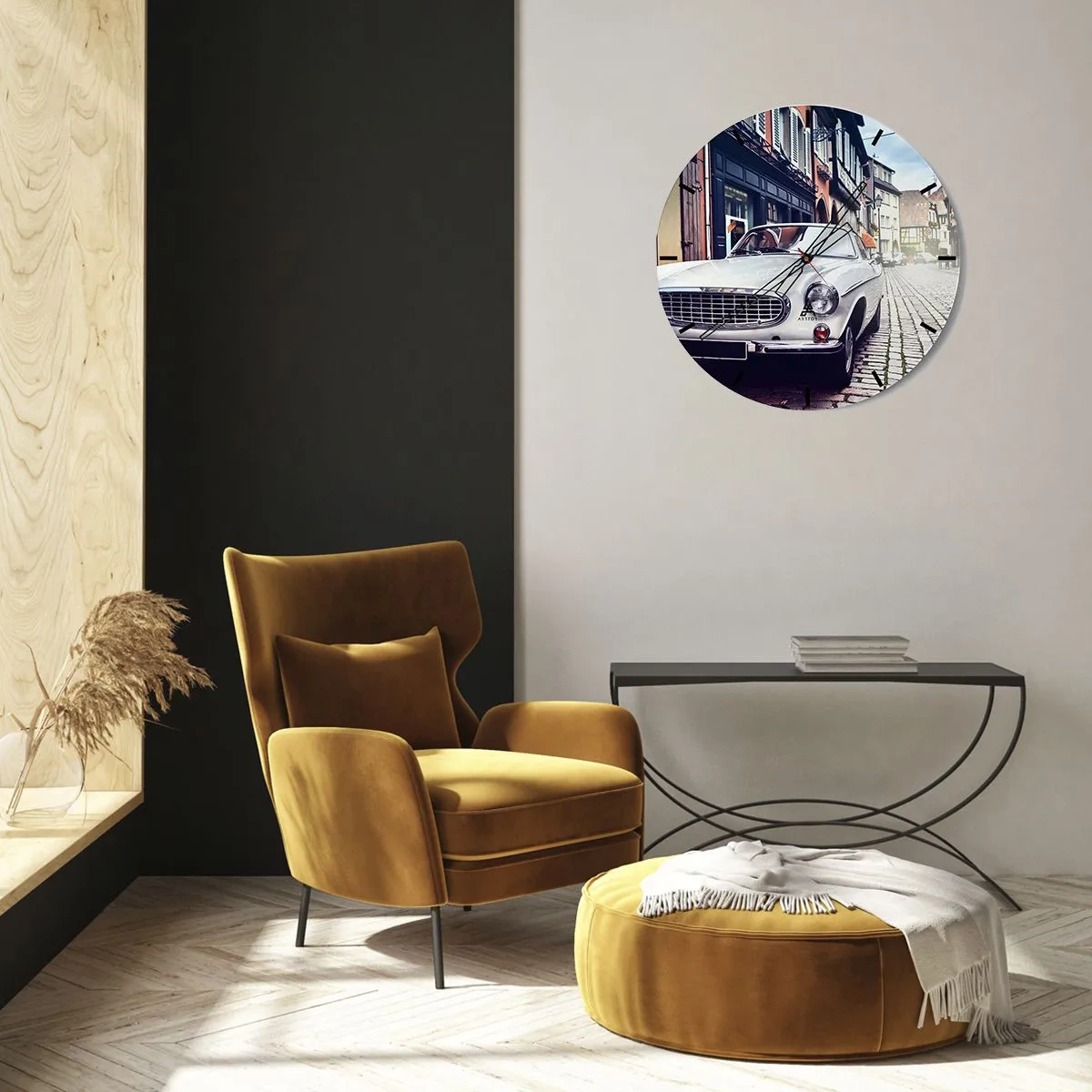 Zegar ścienny - Klasyczny samochód na brukowanej ulicy w otoczeniu kamienic - 30x30cm - Przeszłość to dziś - Nowoczesna dekoracja ścienna do salonu, kuchni i sypialni ARTTOR