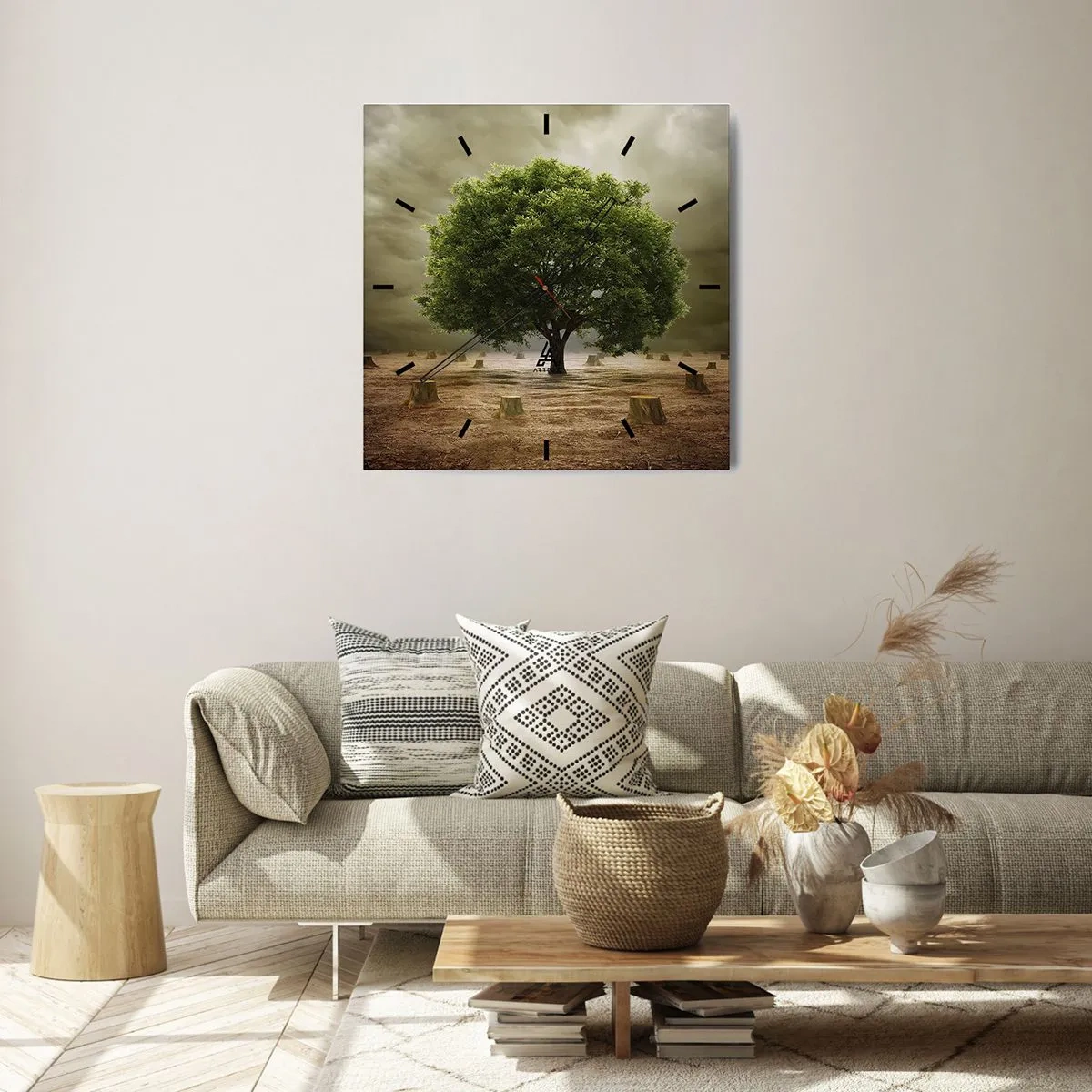 Zegar ścienny - Zielone drzewo otoczone pniami ściętych drzew na tle pochmurnego nieba - 30x30cm - Cała nadzieja - Nowoczesna dekoracja ścienna do salonu i sypialni ARTTOR