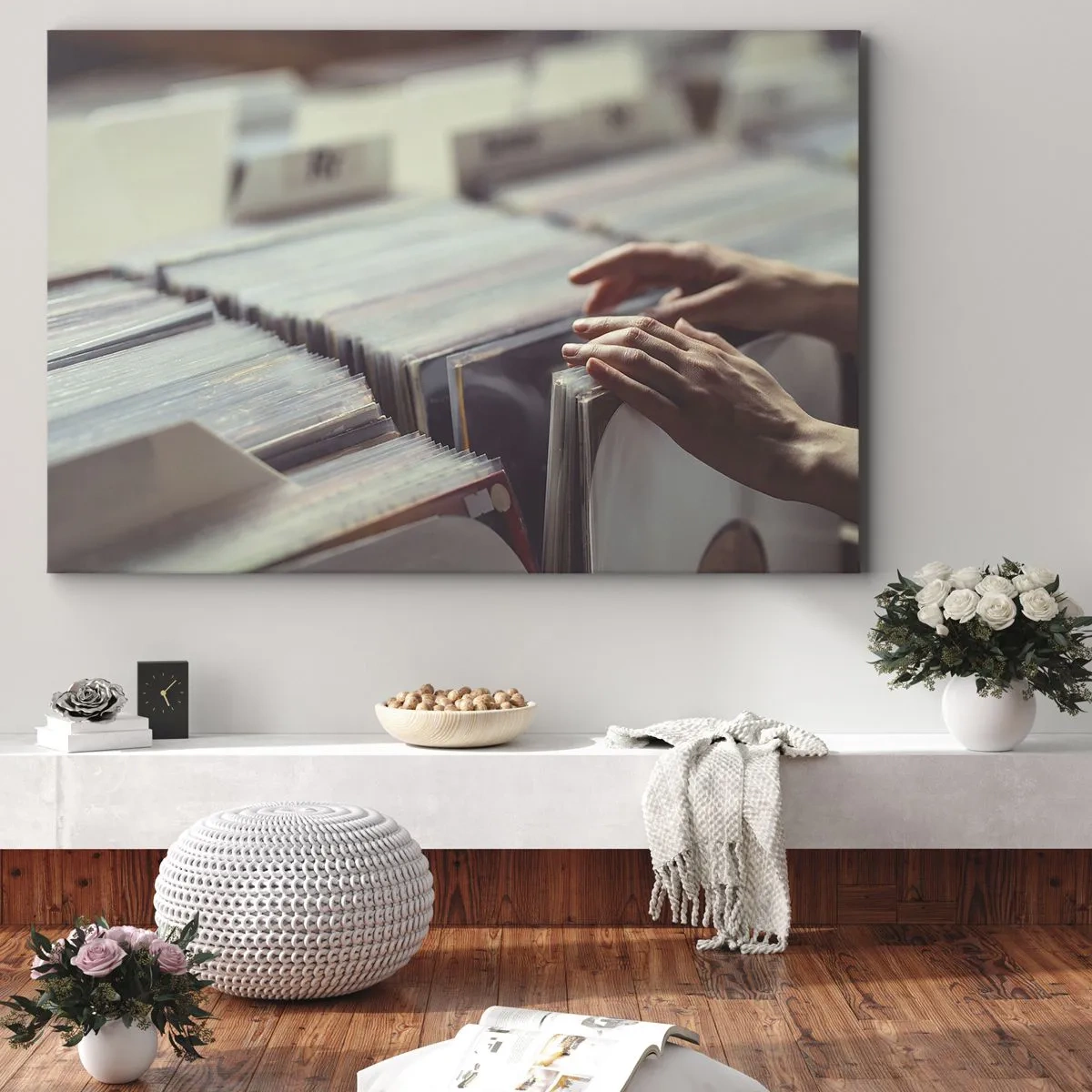 Obraz na płótnie - Ręce przeglądające kolekcję winyli - 100x70cm - W poszukiwaniu wzruszeń - Nowoczesna dekoracja ścienna do salonu, kuchni i sypialni ARTTOR