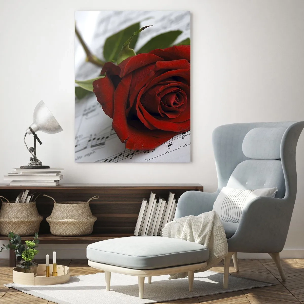 Obraz na szkle - Czerwona róża na tle nut muzycznych - 50x70cm - Muzyka uczuć w szkarłacie - Nowoczesna dekoracja ścienna do salonu, kuchni i sypialni ARTTOR