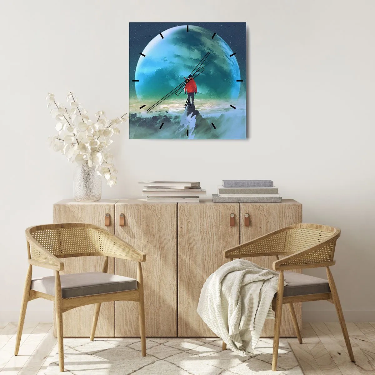 Zegar ścienny - Człowiek w czerwonej kurtce stojący przed wielką planetą na tle gwiazd - 30x30cm - Odkrywca nowej ziemi - Nowoczesna dekoracja ścienna do salonu i sypialni ARTTOR