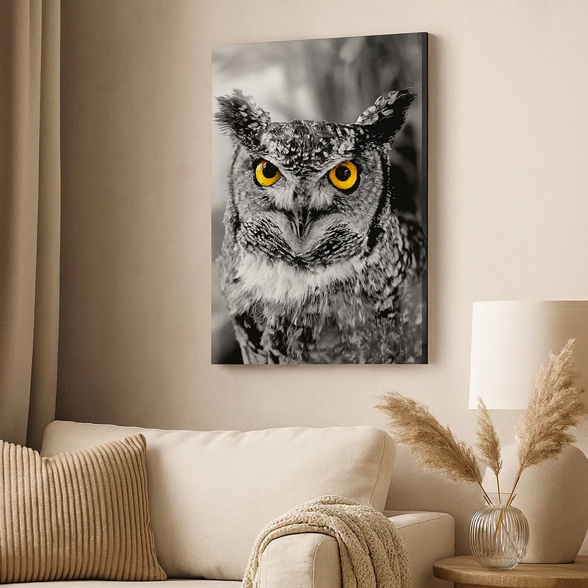 Obraz na płótnie - Portret sowy z intensywnie żółtymi oczami na czarno-białym tle - 50x70cm - Nic się nie ukryje - Nowoczesna dekoracja ścienna do salonu, kuchni i sypialni ARTTOR