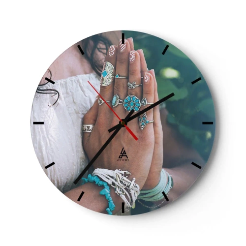 Zegar ścienny - Dłonie z biżuterią w stylu boho na tle natury - 30x30cm - Witaj w centrum bytu - Nowoczesna dekoracja ścienna do salonu, kuchni i sypialni ARTTOR