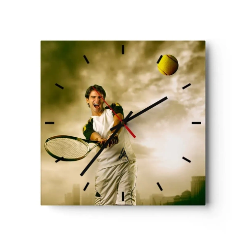 Zegar ścienny - Tenisista w akcji podczas gry na tle miejskiego krajobrazu - 30x30cm - Energia i radość - Nowoczesna dekoracja ścienna do salonu i sypialni ARTTOR