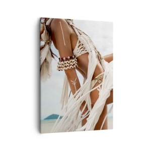 Obraz na płótnie - Kobieta w stylizacji boho z białymi frędzlami na plaży - 50x70cm - Kapłanka słońca - Nowoczesna dekoracja ścienna do salonu, kuchni i sypialni ARTTOR