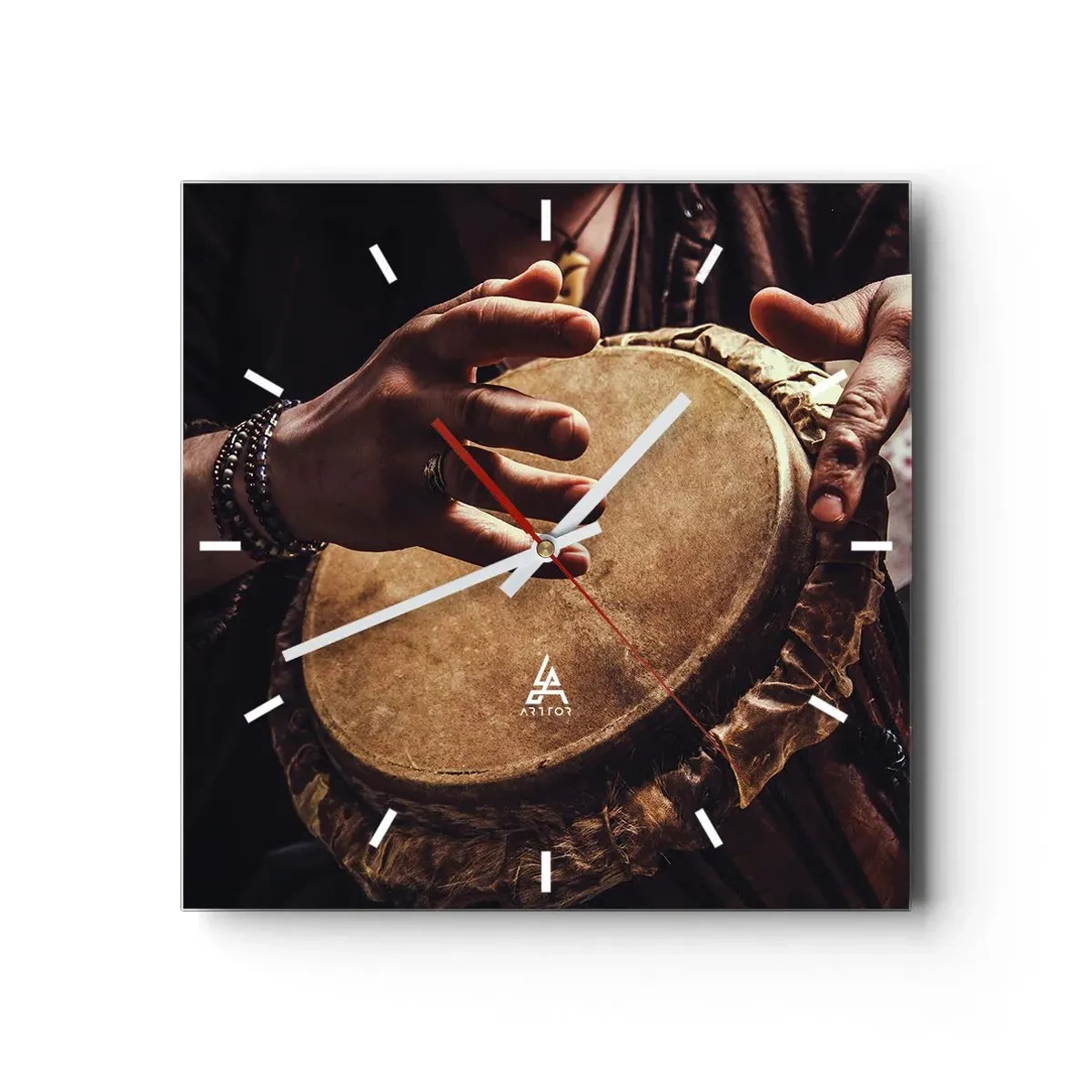 Zegar ścienny - Ręce grające na tradycyjnym bębnie djembe - 30x30cm - W rytmie serca - Nowoczesna dekoracja ścienna do salonu i sypialni ARTTOR