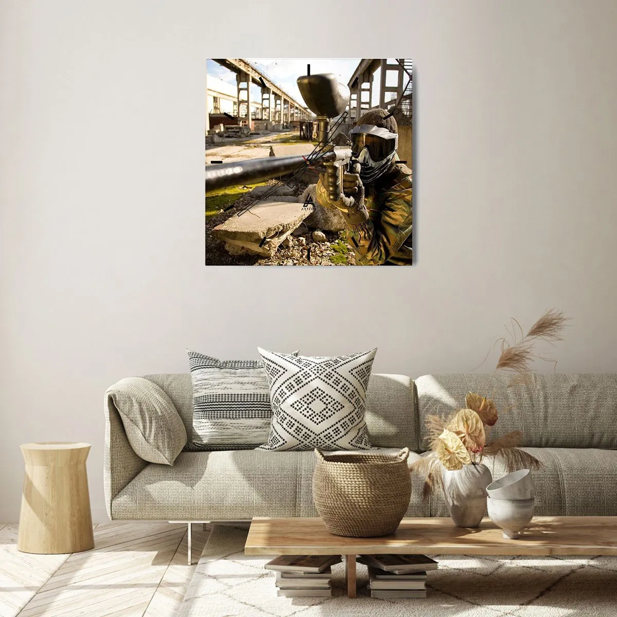 Zegar ścienny - Gracz paintballa w stroju kamuflażowym celujący z markera - 30x30cm - I ty możesz zostać bohaterem - Nowoczesna dekoracja ścienna do salonu i sypialni ARTTOR