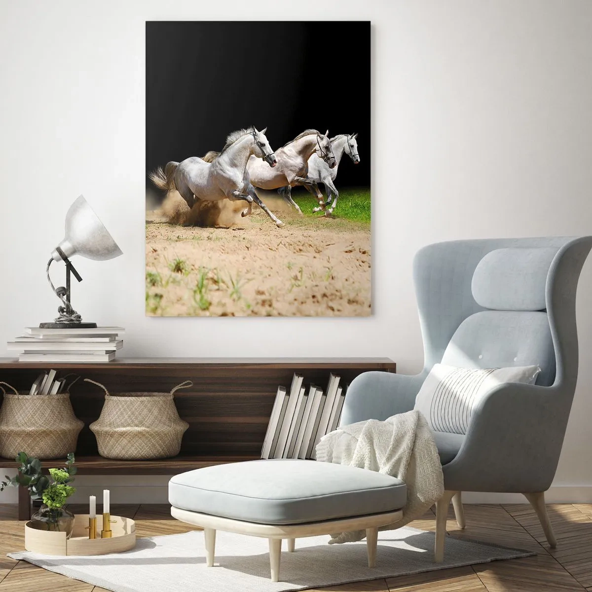 Obraz na szkle - Trzy białe konie galopujące po piaszczystym podłożu - 50x70cm - Trzy Gracje - Nowoczesna dekoracja ścienna do salonu, kuchni i sypialni ARTTOR