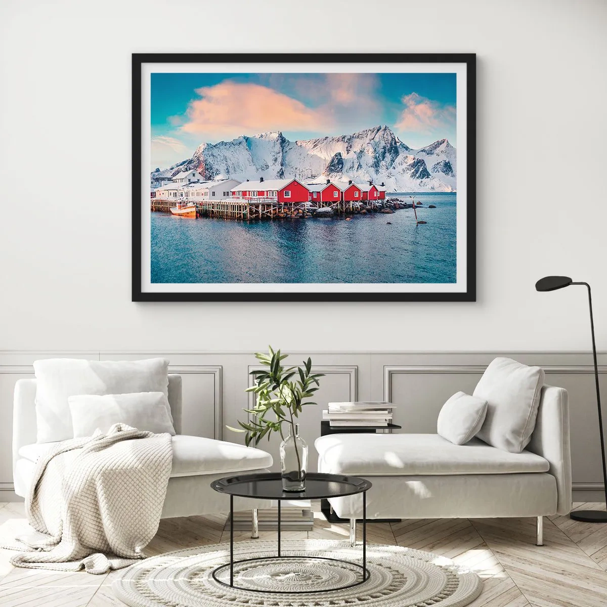 Plakat w czarnej ramie - Czerwone domki na tle śnieżnych gór i błękitnego morza - 100x70cm - Północne ustronie - Nowoczesna dekoracja ścienna do salonu i sypialni ARTTOR