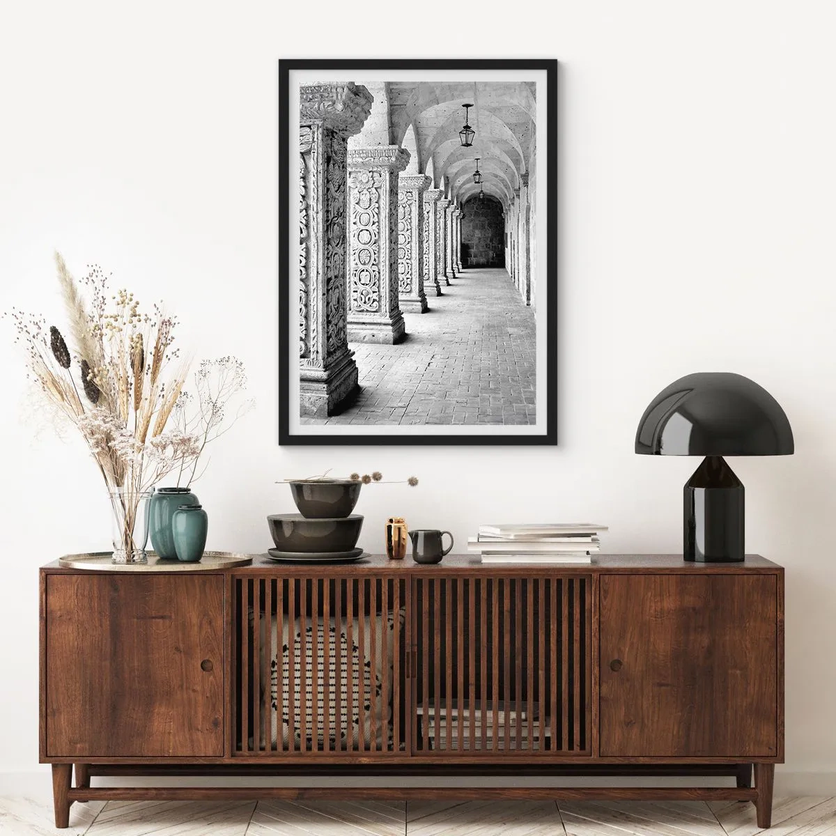 Plakat w czarnej ramie - Czarno-biała fotografia zabytkowego krużganka z kolumnami - 50x70cm - A dokąd to…? - Nowoczesna dekoracja ścienna do salonu i sypialni ARTTOR