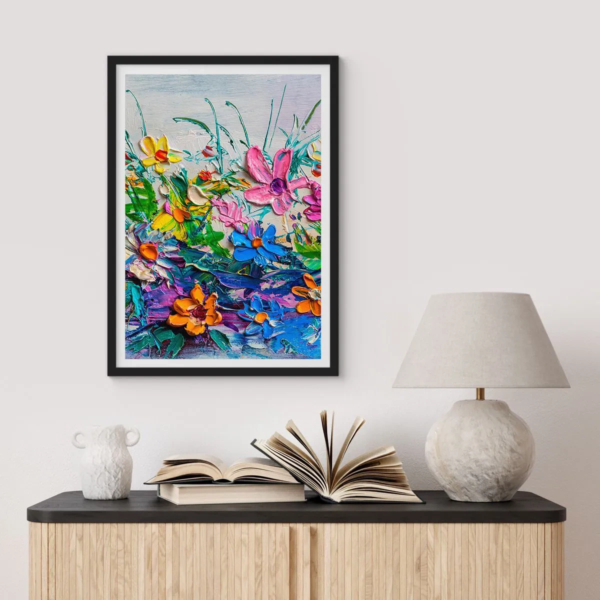 Plakat w czarnej ramie - Kwiatowa kompozycja malowana grubą fakturą i żywymi kolorami - 50x70cm - Wcale nie-martwa natura - Nowoczesna dekoracja ścienna do salonu i sypialni ARTTOR