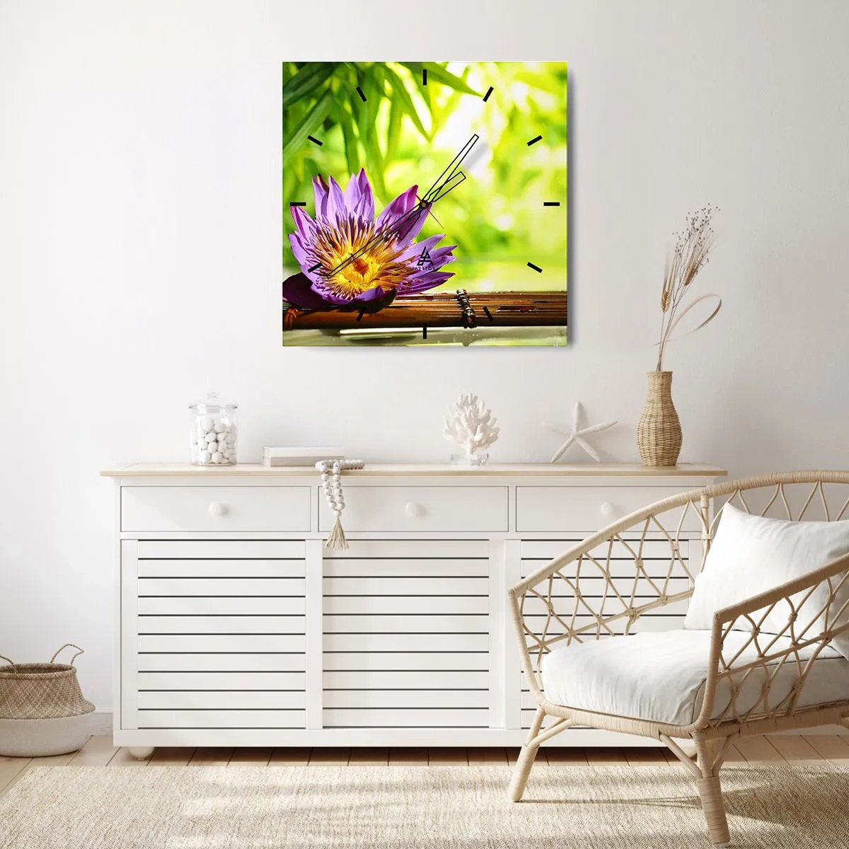Zegar ścienny - Purpurowy kwiat lotosu na tle zielonych liści bambusa - 30x30cm - W azjatyckim słońcu - Nowoczesna dekoracja ścienna do salonu i sypialni ARTTOR