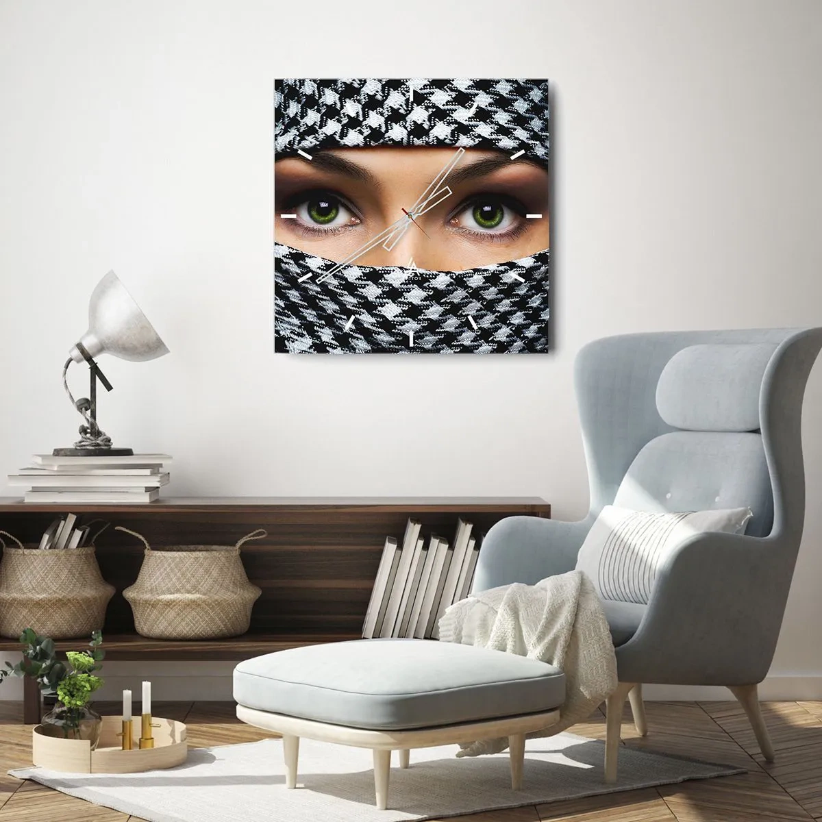 Zegar ścienny - Portret zakwefionej zielonookiej piękności - 30x30 cm