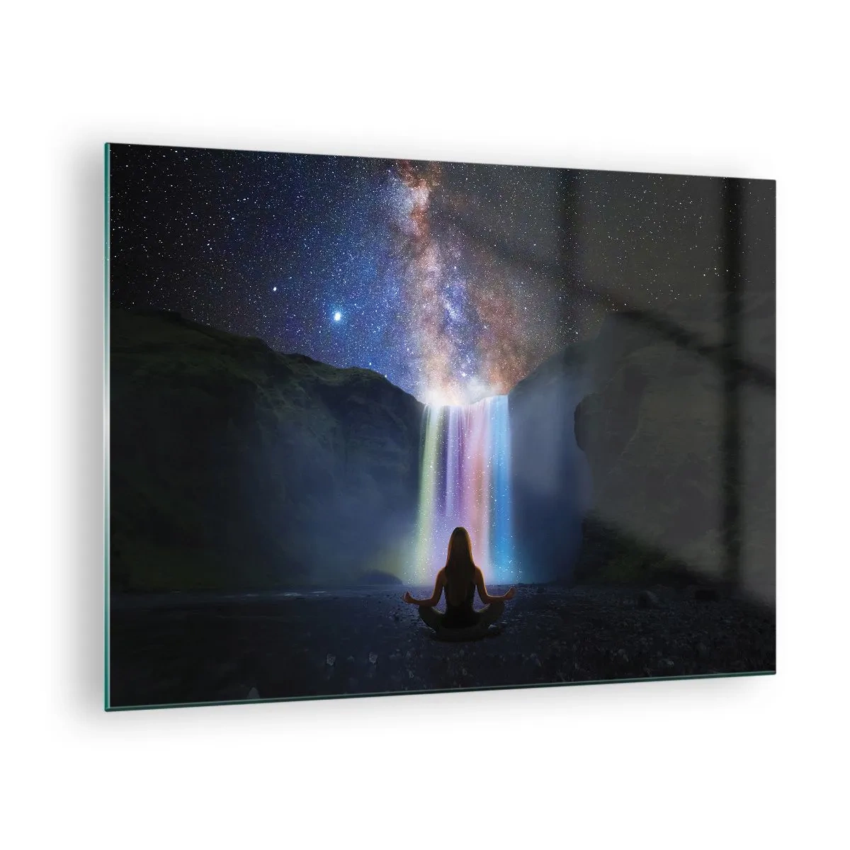 Obraz na szkle - Medytacja przed kolorowym wodospadem nocą - 70x50cm - Absolutna harmonia - Nowoczesna dekoracja ścienna do salonu i sypialni ARTTOR