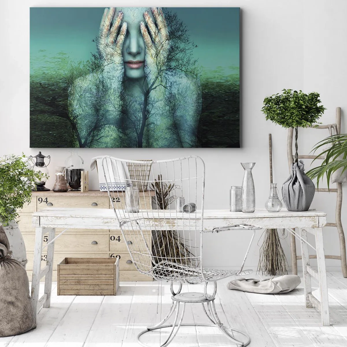 Obraz na płótnie - Postać kobiety z motywem drzew na tle turkusowego krajobrazu - 70x50cm - Zanurzona w błękicie - Nowoczesna dekoracja ścienna do salonu i sypialni ARTTOR