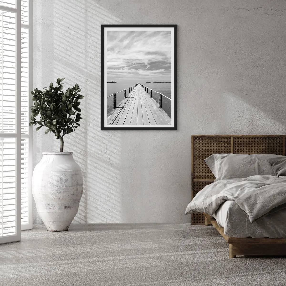Plakat w czarnej ramie - Drewniane molo prowadzące w dal po spokojnej wodzie - 50x70cm - A może podróż… - Nowoczesna dekoracja ścienna do salonu i sypialni ARTTOR