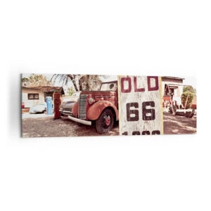 Obraz na płótnie - Retro samochód i znak Route 66 w rustykalnym otoczeniu - 160x50cm - Legenda amerykanskiej prowincji - Nowoczesna dekoracja ścienna do salonu i sypialni ARTTOR