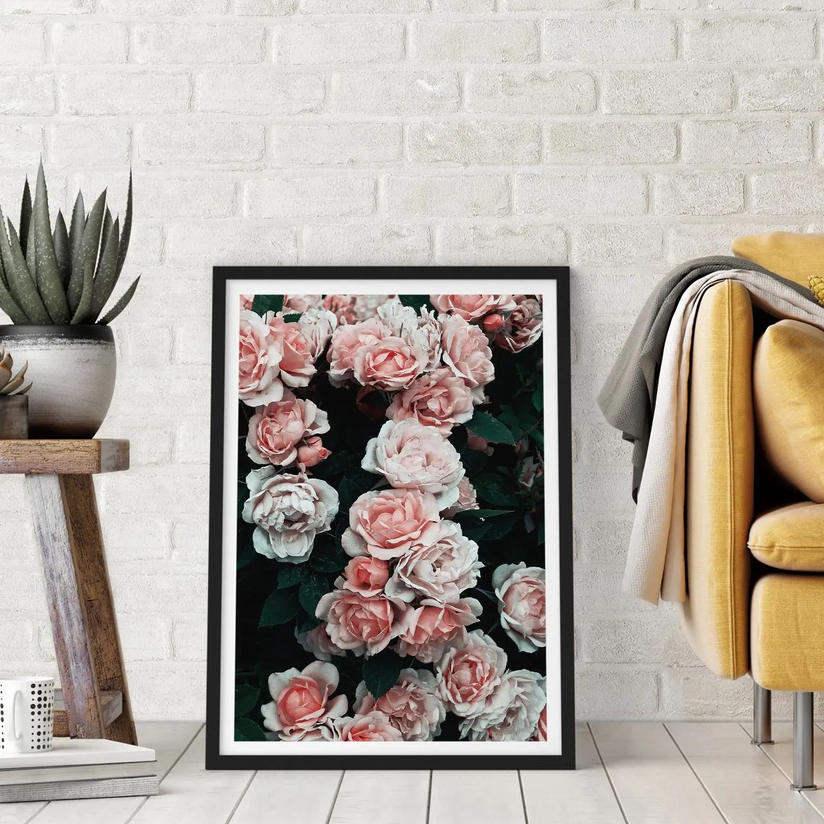 Plakat w czarnej ramie - Bukiet róż w delikatnych odcieniach różu na ciemnym tle - 50x70cm - Różany ansamble - Nowoczesna dekoracja ścienna do salonu i sypialni ARTTOR
