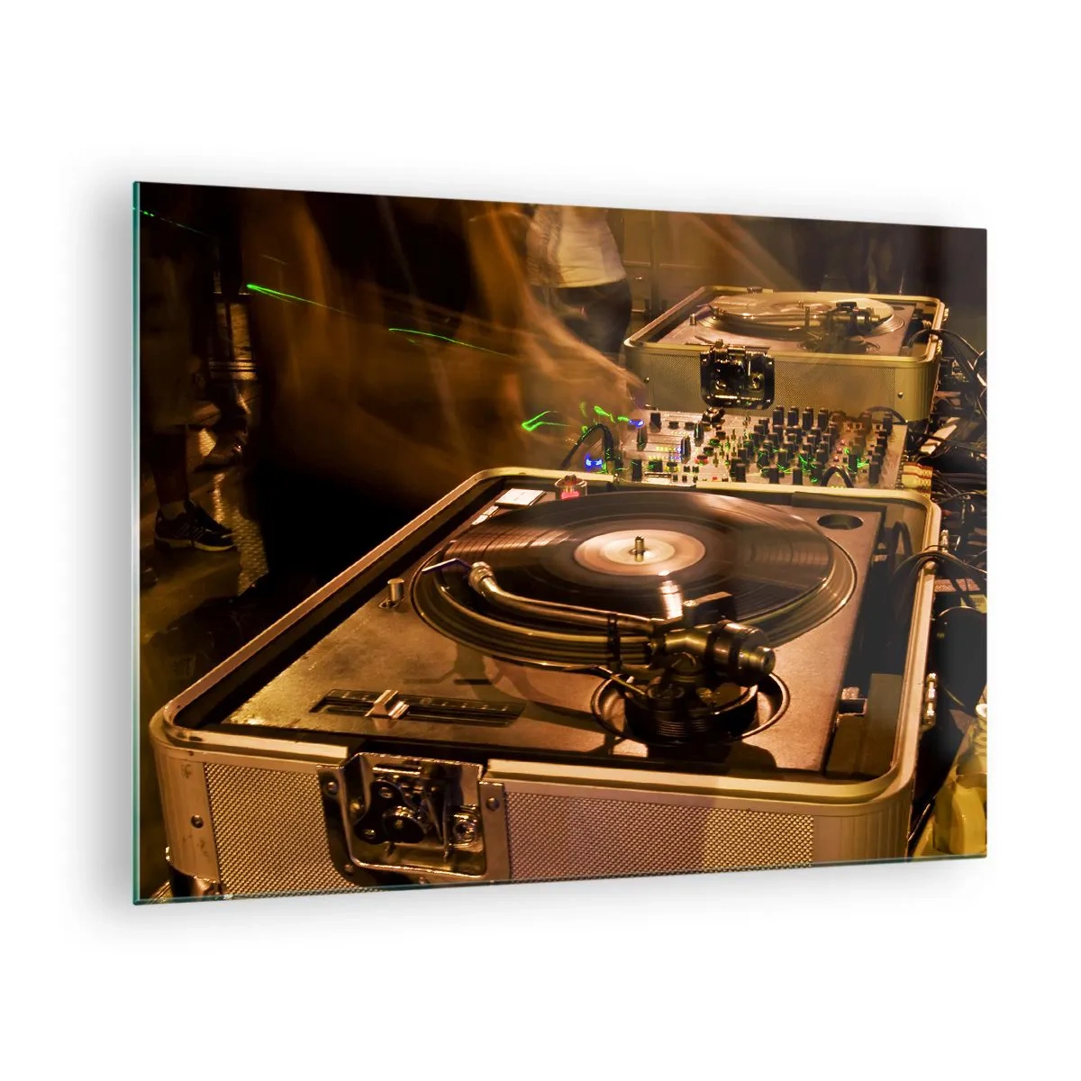 Obraz na szkle - Gramofon na tle imprezy z dynamicznymi efektami świetlnymi - 70x50cm - Czujesz tę moc? - Nowoczesna dekoracja ścienna do salonu i sypialni ARTTOR