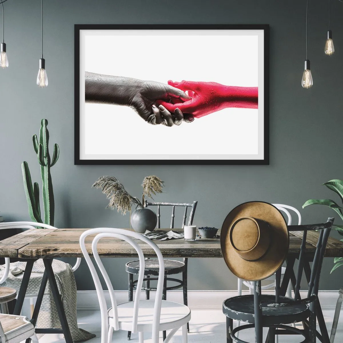 Plakat w czarnej ramie - Symboliczne dłonie w srebrnym i czerwonym kolorze - 70x50cm - Razem, choć inni - Nowoczesna dekoracja ścienna do salonu i sypialni ARTTOR