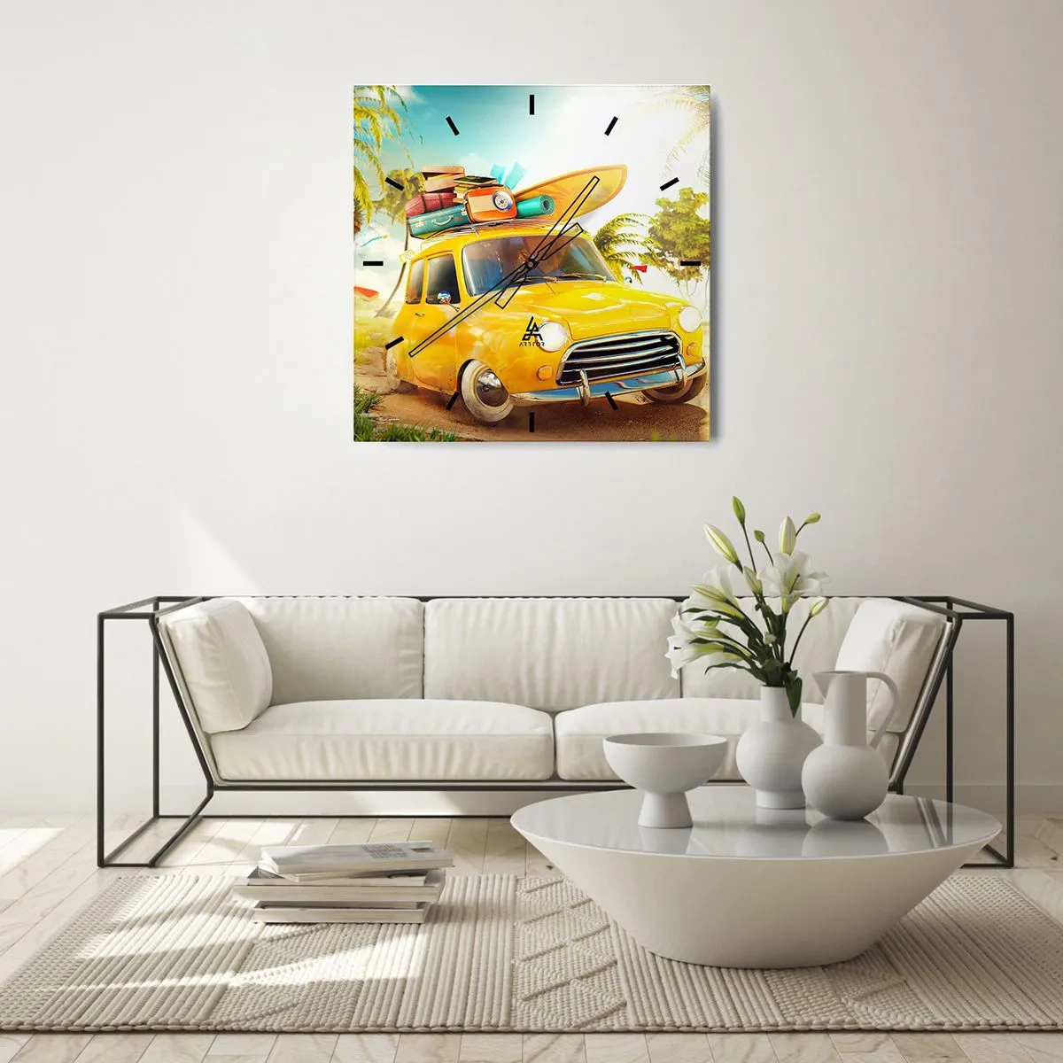 Zegar ścienny - Żółty samochód z bagażami na tle tropikalnego krajobrazu - 30x30cm - Podróż po niejeden uśmiech - Nowoczesna dekoracja ścienna do salonu i sypialni ARTTOR