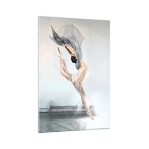Obraz na szkle - Tancerka w dynamicznym ruchu na jasnym tle - 70x100cm - W tanecznym uniesieniu - Nowoczesna dekoracja ścienna do salonu i sypialni ARTTOR