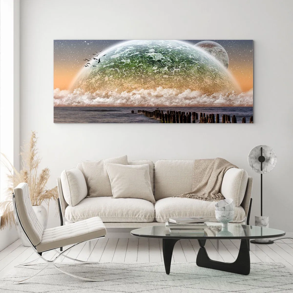 Obraz na szkle - Fantastyczny krajobraz z wielką planetą nad morzem i drewnianym pomostem. - 140x50cm - I świat wyłonił się z wody - Nowoczesna dekoracja ścienna do salonu i sypialni ARTTOR