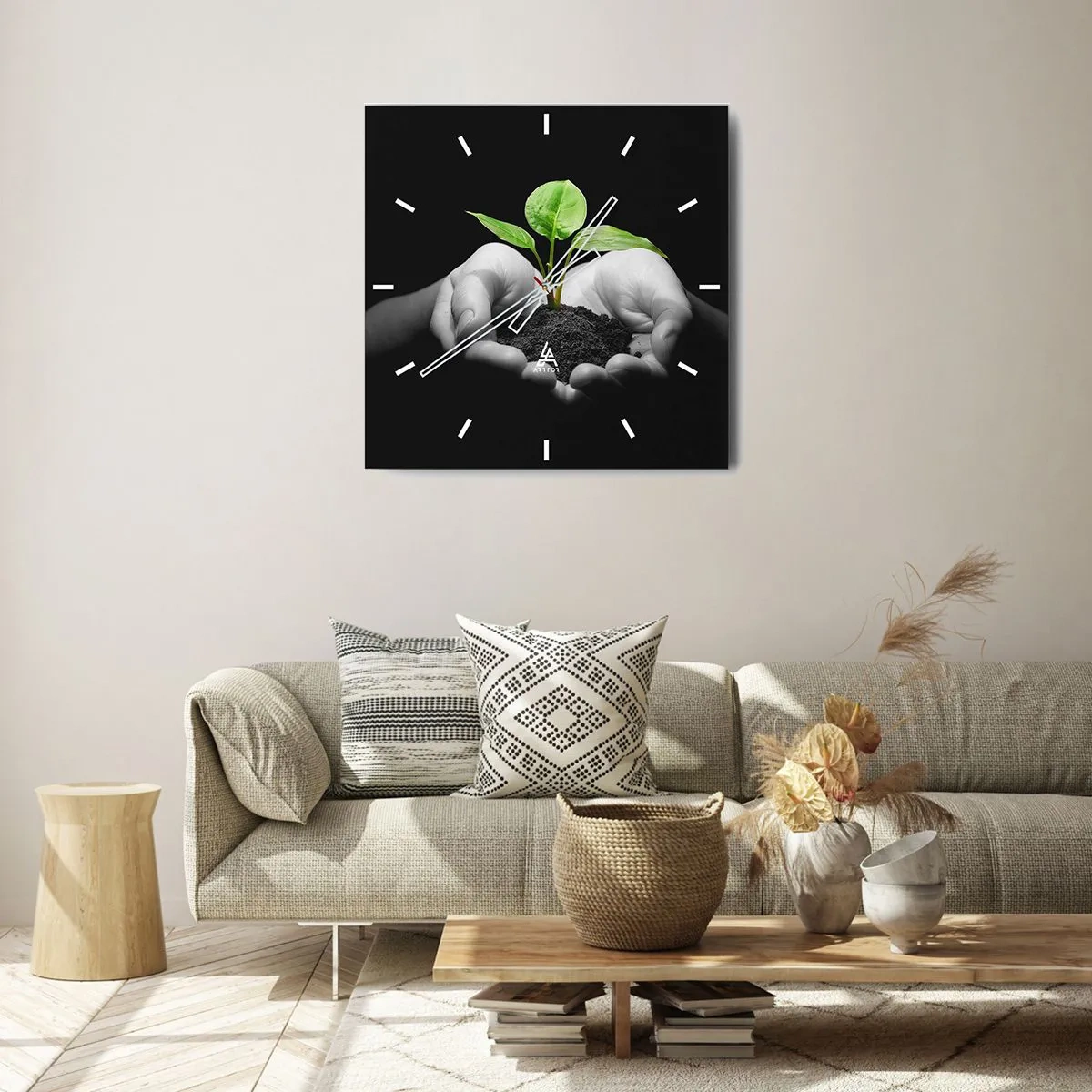 Zegar ścienny - Dłonie trzymające zieloną roślinę na czarnym tle - 30x30cm - Kocham naturę, chronię ją - Nowoczesna dekoracja ścienna do salonu i sypialni ARTTOR
