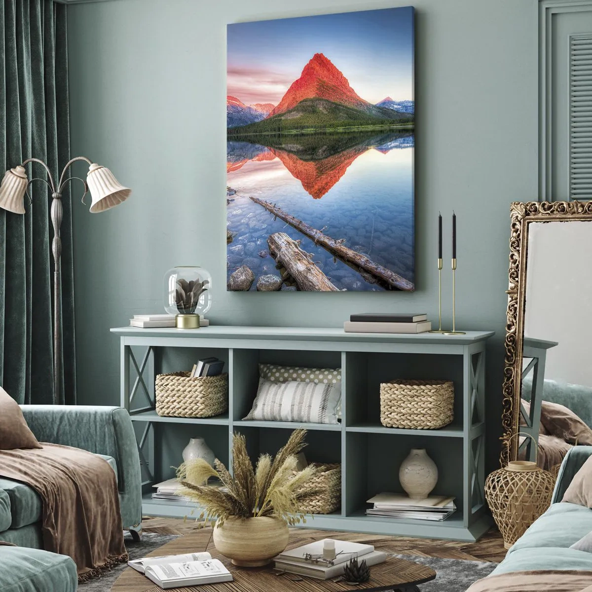 Obraz na płótnie - Góra oświetlona ciepłym światłem odbijająca się w tafli jeziora - 50x70cm - Żar i chłód - Nowoczesna dekoracja ścienna do salonu, kuchni i sypialni ARTTOR