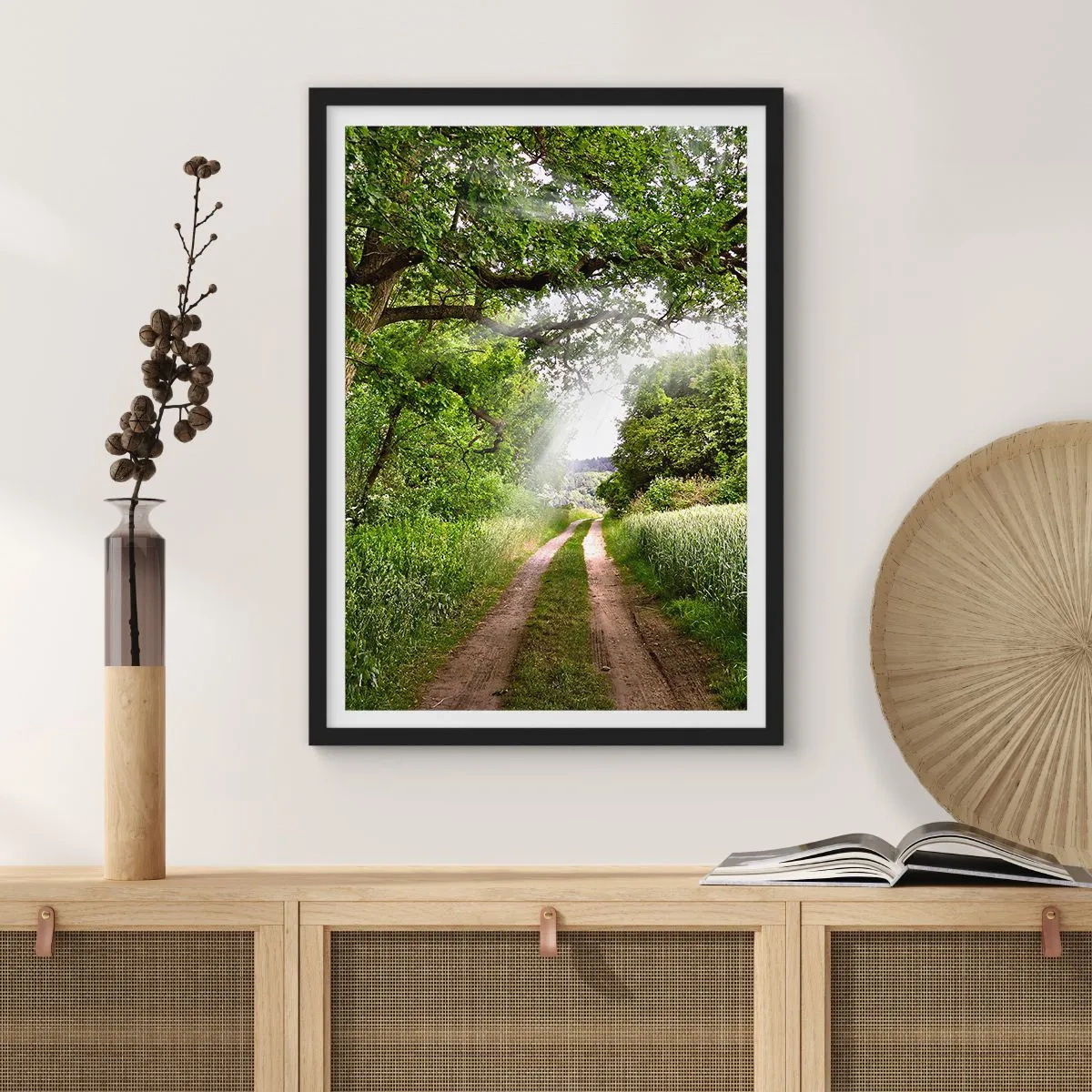 Plakat w czarnej ramie - Zacieniona polna droga w otoczeniu bujnej zieleni drzew i łąk - 50x70cm - Et in Arcadia ego - Nowoczesna dekoracja ścienna do salonu i sypialni ARTTOR