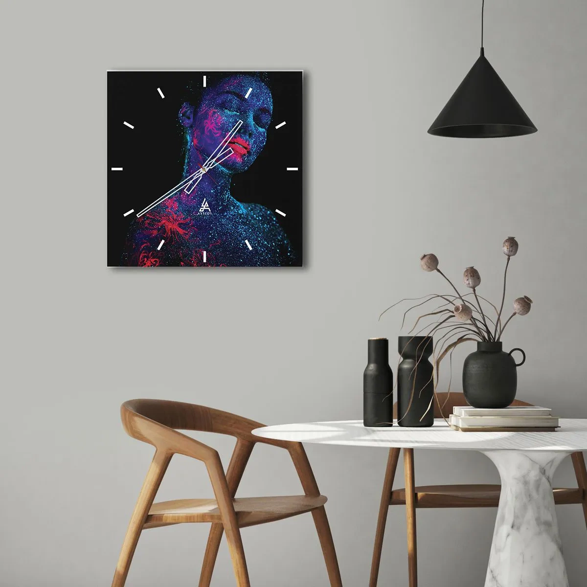 Zegar ścienny - Portret kobiety w neonowych kolorach na czarnym tle - 30x30cm - W gwiezdnym pyle - Nowoczesna dekoracja ścienna do salonu i sypialni ARTTOR