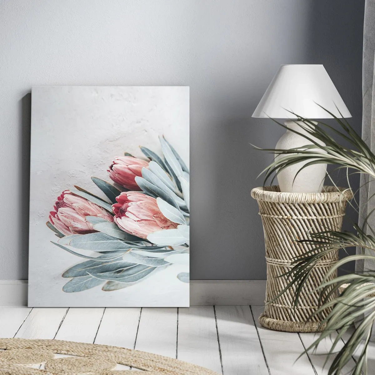 Obraz na płótnie - Bukiet protei z niebiesko-zielonymi liśćmi na jasnym tle - 50x70cm - Zawstydzone własną urodą - Nowoczesna dekoracja ścienna do salonu, kuchni i sypialni ARTTOR