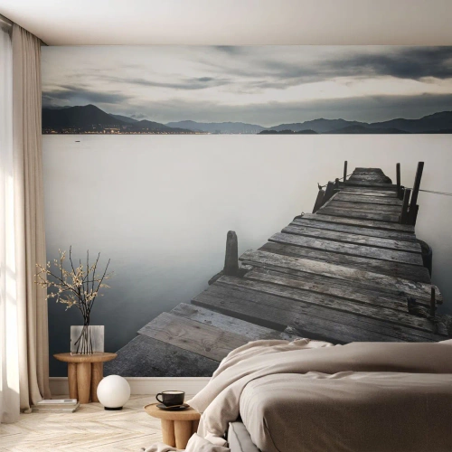 Fototapeta Premium Sand - Drewniany pomost nad spokojnym jeziorem o zmroku - 100x70cm - Zanurzyć się w spokoju - Nowoczesna dekoracja ścienna do salonu, kuchni i sypialni ARTTOR
