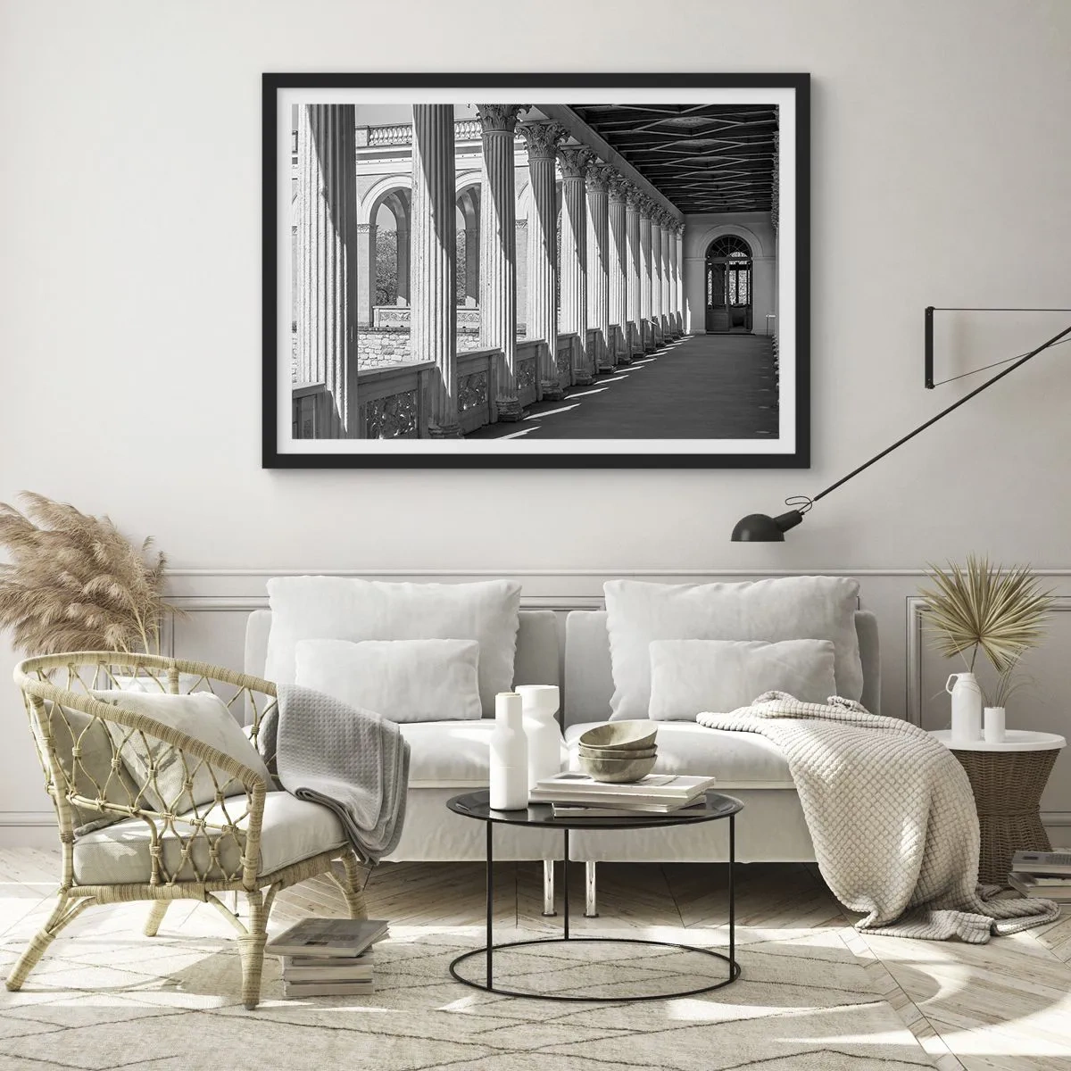 Plakat w czarnej ramie - Kolumnada w klasycznym stylu w czerni i bieli - 70x50cm - Słoneczna arkada - Nowoczesna dekoracja ścienna do salonu i sypialni ARTTOR