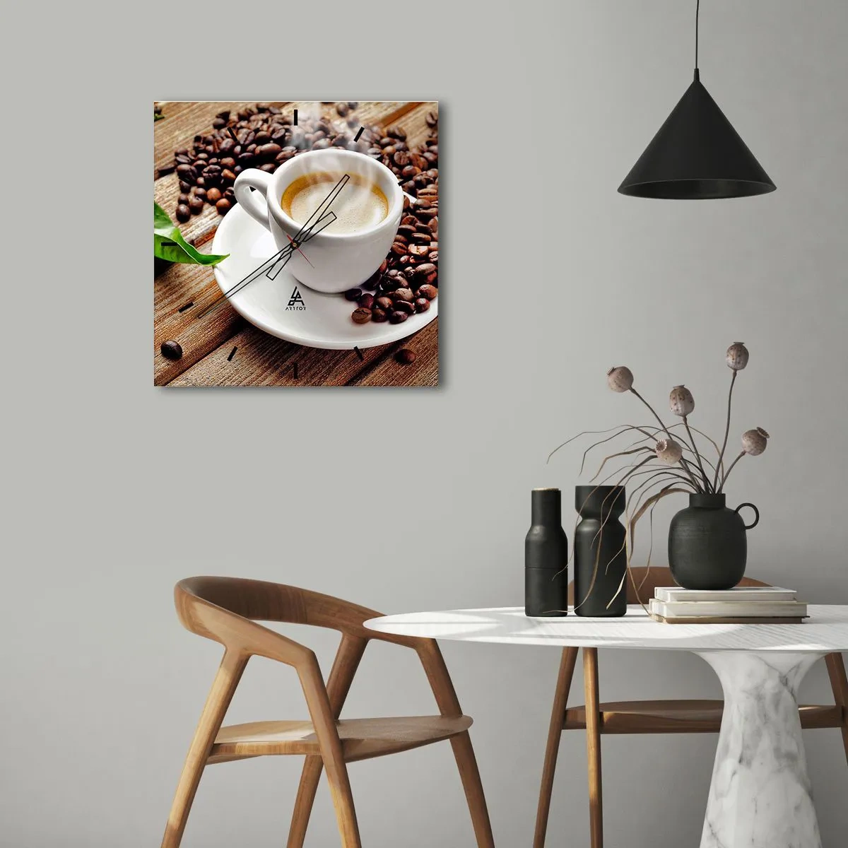 Zegar ścienny - Filiżanka aromatycznej kawy na tle ziaren i liścia - 30x30cm - Kawa na ławie - Nowoczesna dekoracja ścienna do salonu i sypialni ARTTOR